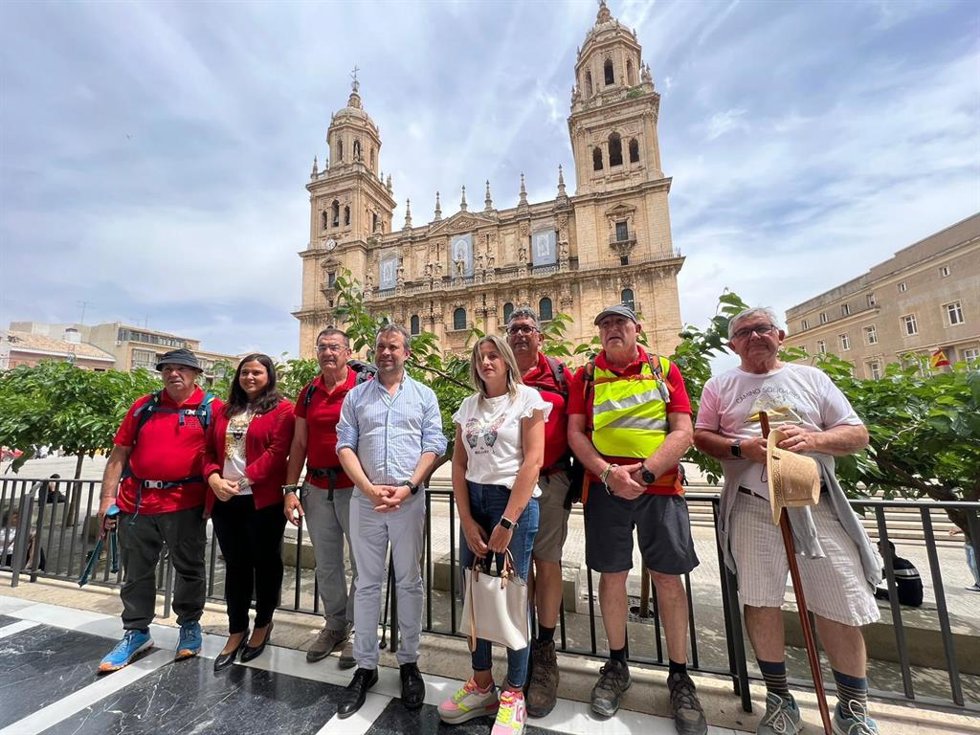 El alcalde junto a los participantes del Camino Solidario