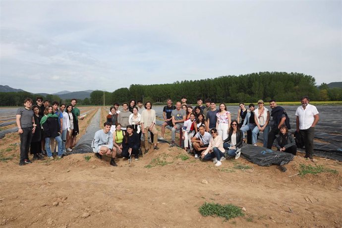 La consejera de Desarrollo Rural y Medio Ambiente de Gobierno de Navarra, Itziar Gómez, acompaña a alumnado de Basque Culinary Center en una actividad de recogida de Espárrago de Navarra.