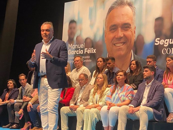 El actual alcalde de La Palma del Condado (Huelva) y candidato a la reelección por el PP, Manuel García Félix, en la presentación de su candidatura.