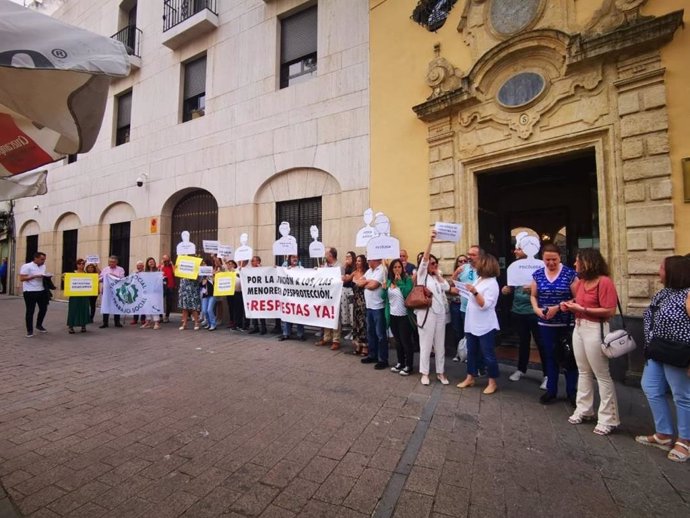 Concentración de trabajadores del Servicio de Protección de Menores de la Junta ante la Delegación del Gobierno andaluz en Córdoba.