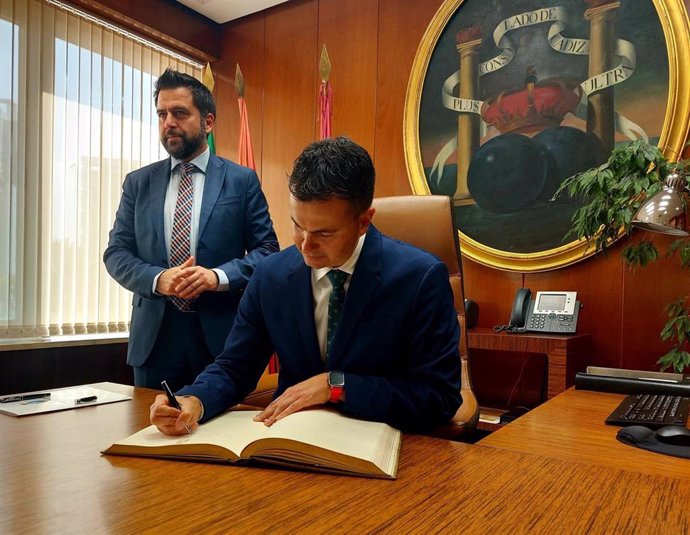 El ministro de Industria, Comercio y Turismo, Héctor Gómez, firma en el libro de honor de la Zona Franca de Cádiz