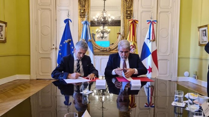 El ministro del Interior, Fernando Grande-Marlaska, durante una reunión bilateral con el ministro de Seguridad argentino, Aníbal Fernández. A 28 de abril de 2023, Buenos Aires (Argentina).