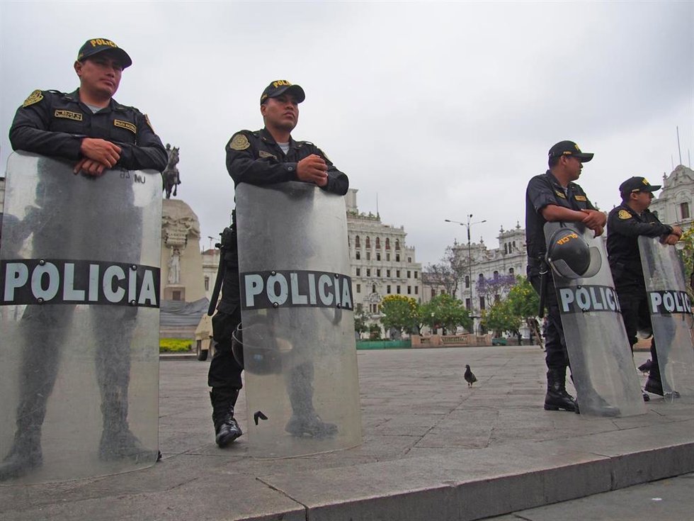 Archivo - Agentes de Policía de Perú