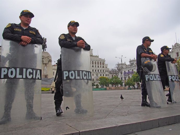 Archivo - December 16, 2022, Lima, Lima, Peru: Soldiers and policemen guard the city amid violent protests following the ouster of President Pedro Castillo. Peru's new government declared a 30-day national emergency on Wednesday, suspending the rights o