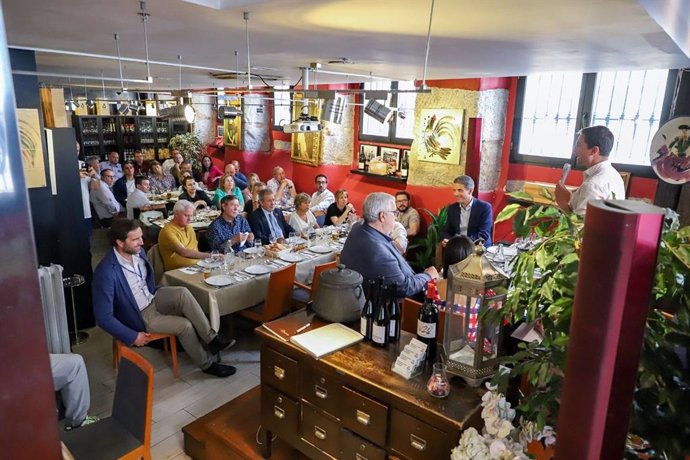 El candidato socialista a la Presidencia de la Comunidad de Madrid y secretario general del del PSOE-M, Juan Lobato, reúne en una comida en la Cava Alta a sus secretarios generales a un mes de la cita con las urnas