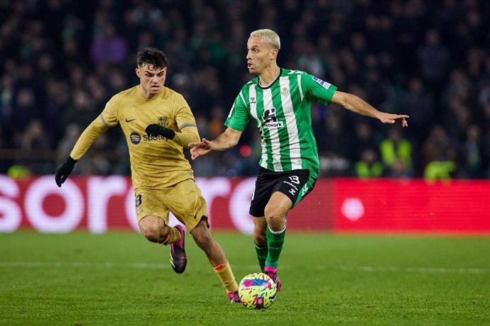 Archivo - Sergio Canales of Real Betis in action during the spanish league, La Liga Santander, football match played between Real Betis and FC Bacerlona at Benito Villamarin stadium on February 1, 2023, in Sevilla, Spain.