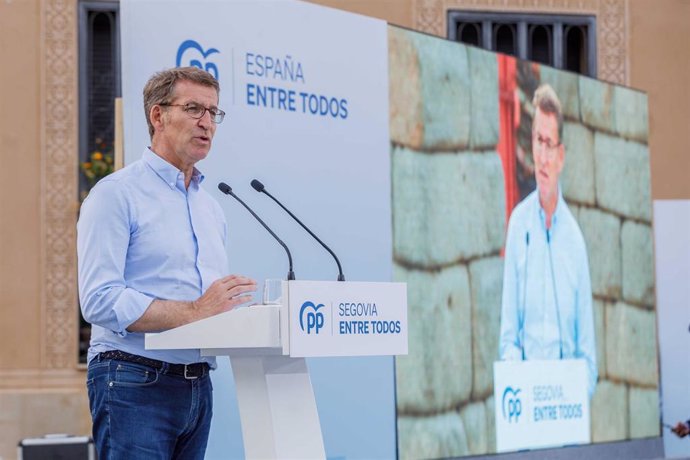 El presidente del PP, Alberto Núñez Feijóo, participa en un acto en Segovia