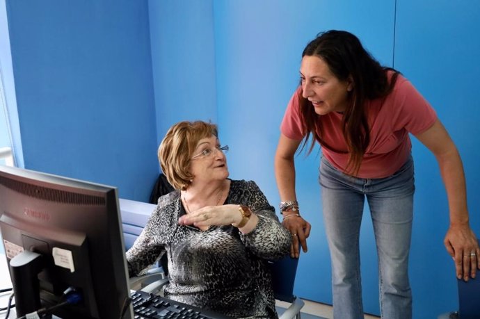 López ve en Almería los Centros de Participación Activa como "los mejores embajadores de políticas de personas mayores"
