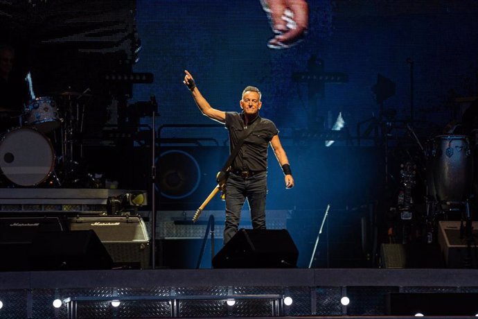 Bruce Springsteen & The E Street Band han empezado este viernes a las 21.00 horas el concierto de inicio de su gira por Europa ante 55.000 personas.