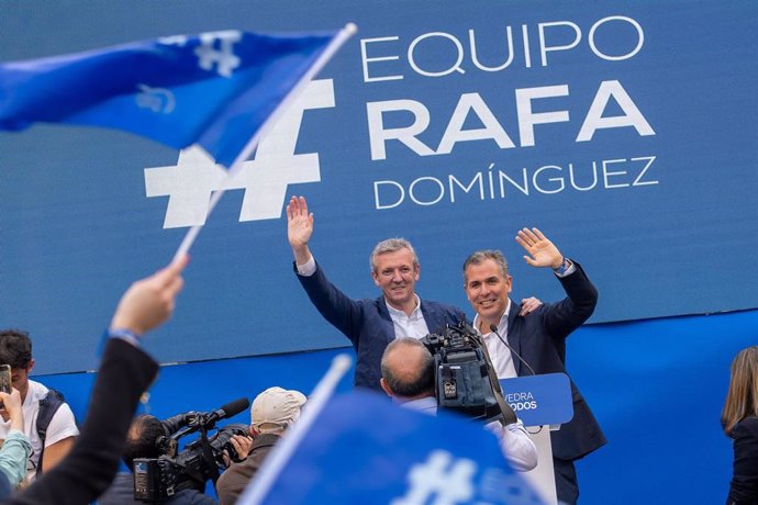 El presidente del PPdeG, Alfonso Rueda, junto con el candidato a la Alcaldía de Pontevedra, Rafa Domínguez.