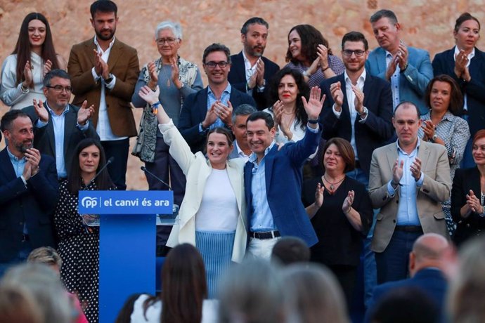 El presidente de la Junta de Andalucía, Juanma Moreno (PP), junto a la líder del PP de Baleares y candidata al Govern, Marga Prohens, durante el acto de presentación de su candidatura