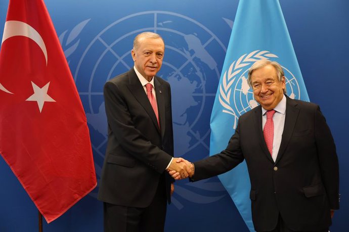 Archivo - Imagen de archivo del presidente de Turquía, Recep Tayyip Erdogan, junto al secretario general de Naciones Unidas, António Guterres