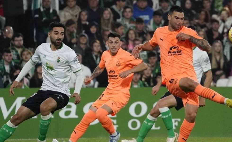 Varios futbolistas del Racing de Santander y de la UD Ibiza pelean por un balón.