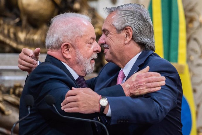 Archivo - El presidente de Brasil, Lula da Silva, y el presidente de Argentina, Luiz Inácio Lula da Silva.
