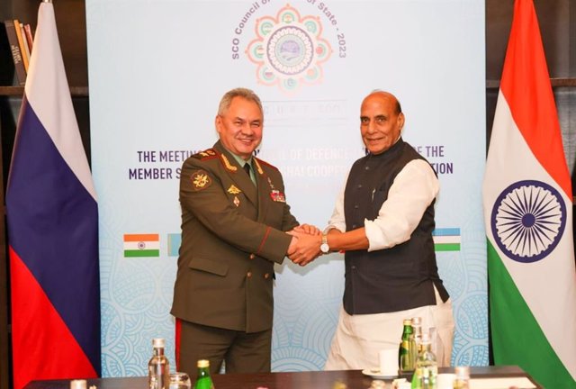 El ministro de Defensa de India, Rajnath Singh (derecha), con su homólogo ruso, Sergei Shoigu (izquierda)