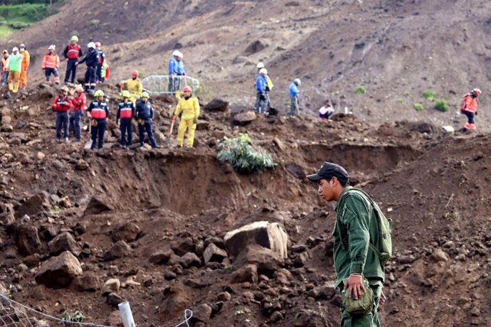 Labores de búsqueda y rescate tras un corrimiento de tierra en Alausí, en el centro de Ecuador