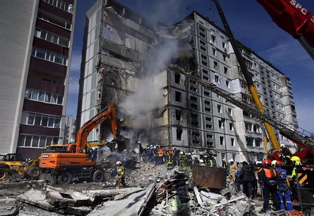 Un edificio residencial ucraniano destruido tras el impacto de un misil ruso