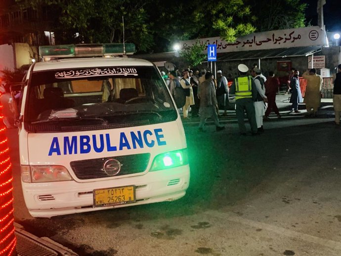 Archivo - KABUL, April 30, 2022  -- People stand outside the hospital where wounded people receive treatment after an explosion in Kabul, Afghanistan, April 29, 2022.   At least 10 people were killed and 20 others wounded after an explosion ripped throu
