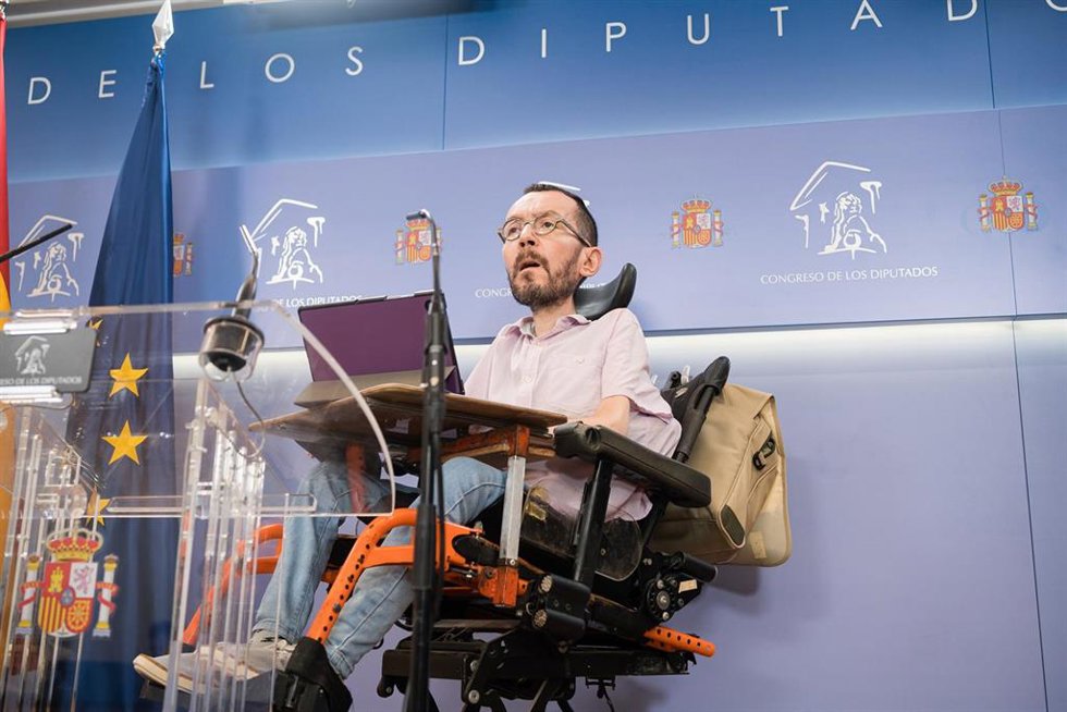 El portavoz de Unidas Podemos en el Congreso, Pablo Echenique, ofrece una rueda de prensa en el Congreso de los Diputados, a 25 de abril de 2023, en Madrid (España).