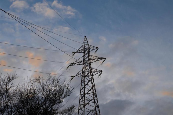 Archivo - Tendido eléctrico en Barcelona (España). 