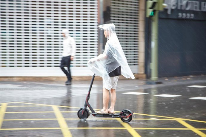 Archivo - Una persona circula con un patinete bajo la lluvia, a 25 de septiembre de 2022, en Las Palmas de Gran Canaria, Canarias (España). El Gobierno de Canarias ha pedido evitar desplazamientos durante este fin de semana por la previsión de lluvias, 