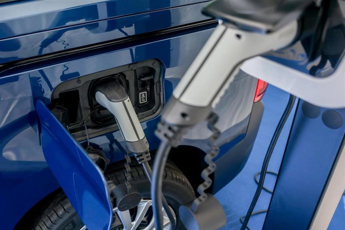 Archivo - Un vehículo eléctrico durante su recarga.
