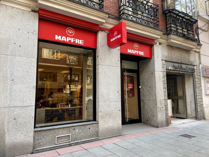 Exterior de una oficina de Mapfre en Madrid.