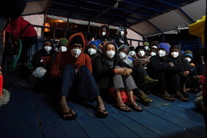 Archivo - 25 February 2023, Italy, Ortona: A group of migrants wait on the stern of the Basque vessel Aita Mari for Italian authorities to approve their disembarkation in the port of Ortona. After 4 days of crossing to the port of Ortona in Italy, the 4