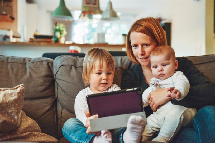 Una mujer con sus dos hijos