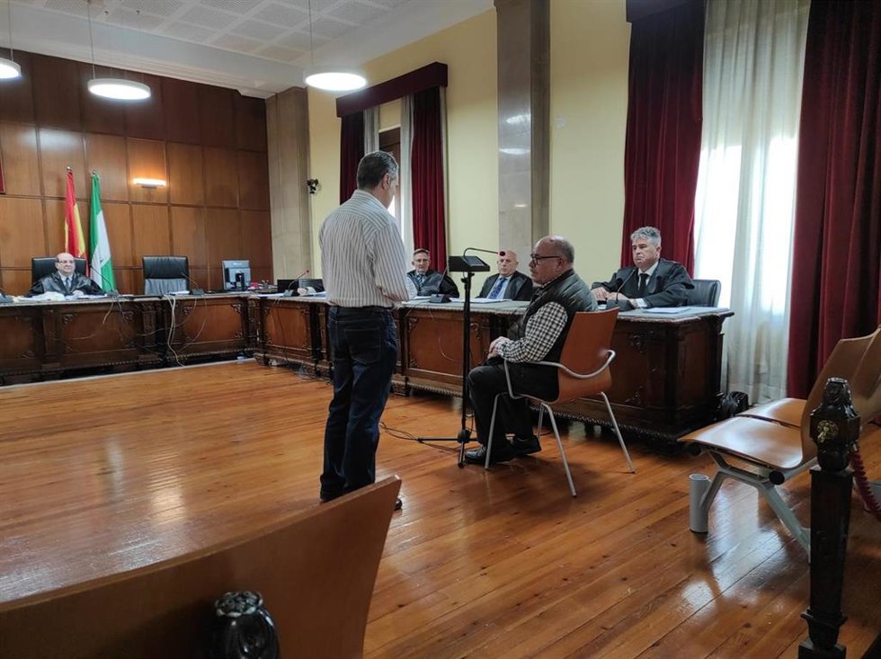 Archivo - Muestran al acusado la navaja empleada durante el juicio/Archivo