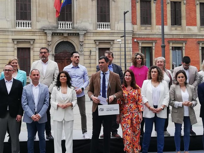Javier García junto con los integrantes de la lista del PPN al Parlamento de Navarra en las elecciones de mayo.
