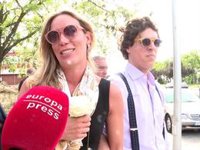 Iris, hija de Ramiro Olivares, completamente destrozada en el entierro de su padre