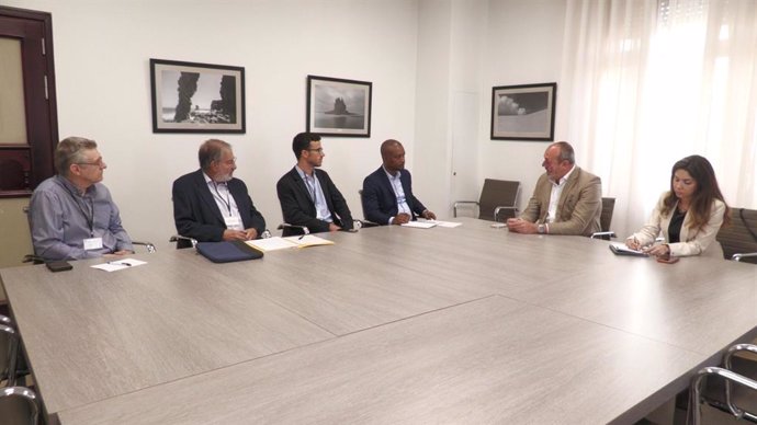 El director de Infraestructuras y Movilidad de la Cámara Municipal de Praia (Cabo Verde), Daniel Lima, junto a representantes de la Fundación Canaria Modelo, han mantenido una reunión en el Cabildo de Tenerife