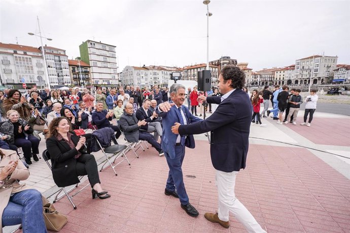 Miguel Ángel Revilla y Jesús Gutiérrez en la presentación de la candidatura en Castro Urdiales