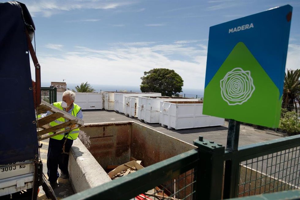 Archivo - Punto limpio destinado a desechos de madera en la isla de Tenerife