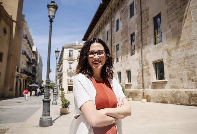 La vicepresidenta de la Generalitat y cabeza de lista de Compromís a las elecciones autonómicas por Alicante, Aitana Mas, frente a Les Corts.