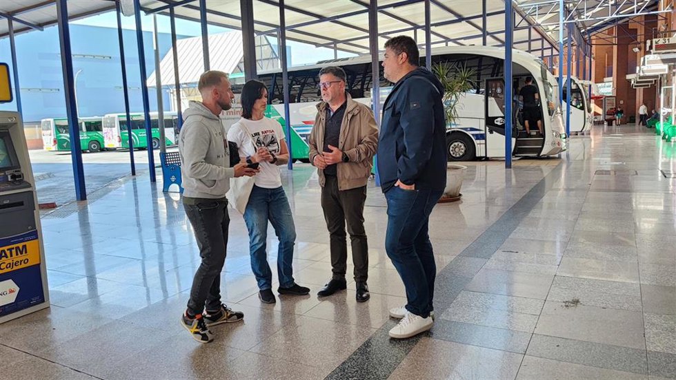 El concejal socialista Jorge Quero, junto a representantes sindicales de la EMT