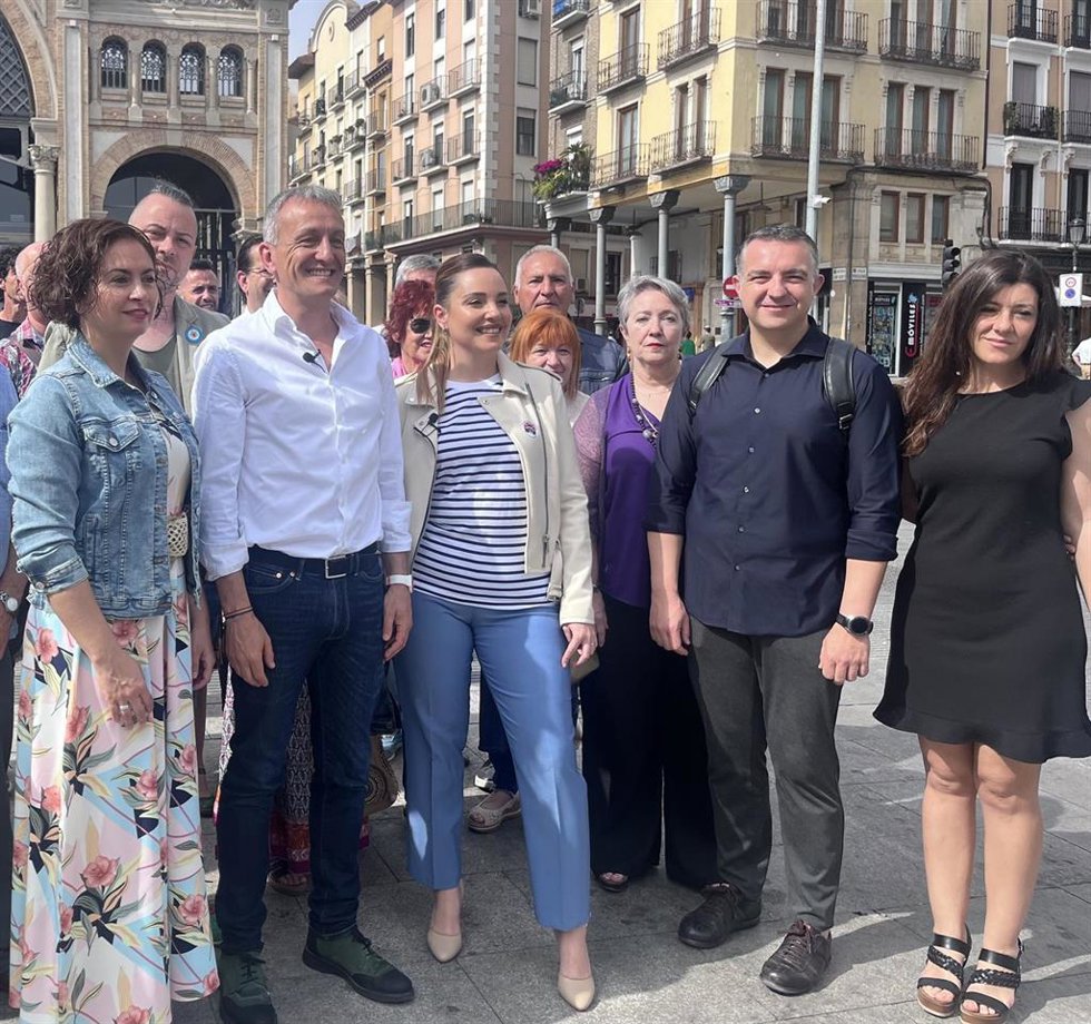 La líder de Podemos Aragón, Maru Díaz, en el centro, junto a integrantes de la lista Podemos Alianza Verde al Consistorio de Zaragoza.