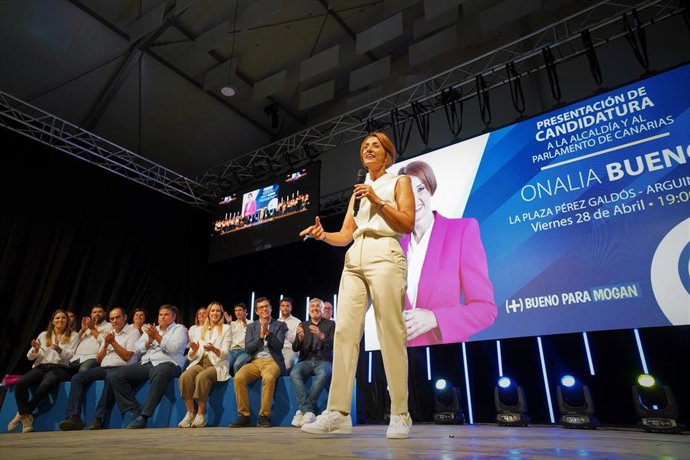 La alcaldesa de Mogán y candidata a la reelección, Onalia Bueno, participa en un acto electoral celebrado en Arguineguín
