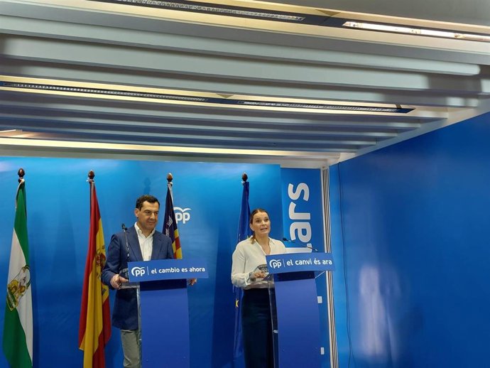 La presidenta del PP en Baleares y candidata a la presidencia del Govern, Marga Prohens, en una rueda de prensa, junto al presidente de la Junta de Andalucía, Juanma Moreno Bonilla, en Palma