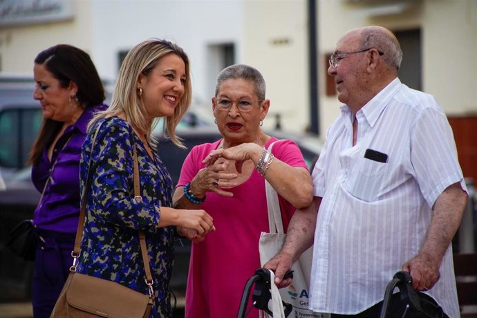 La alcaldesa de Alcalá de Guadaíra (Sevilla) supervisa la finalización de las obras en la barriada Pedro Gutiérrez