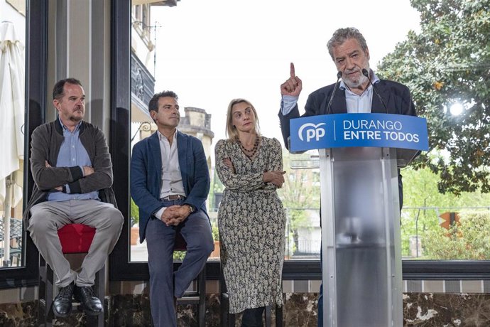 Miguel Ángel Rodríguez en la presentación del candidato del PP a la Alcaldía de Durango, Carlos García, con Carlos Iturgaiz y  Raquel González.
