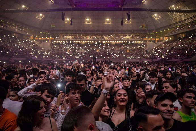 Archivo - Público asistente al concierto de la cantante Bad Gyal durante su actuación en el Palau Sant Jordi, a 11 de febrero de 2023, en Barcelona, Catalunya (España). Pionera en adaptar el léxico urbano al catalán y en profundizar en el dembow y el da