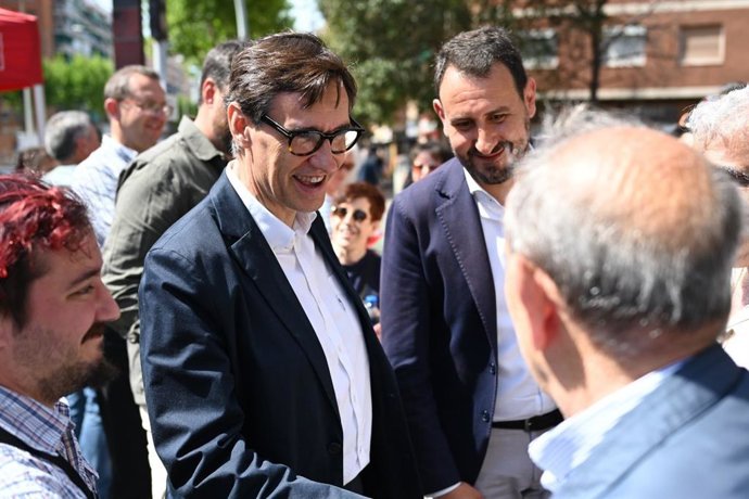 El líder del PSC, Salvador Illa, visita Badalona (Barcelona)  junto al alcalde, Rubén Guijarro