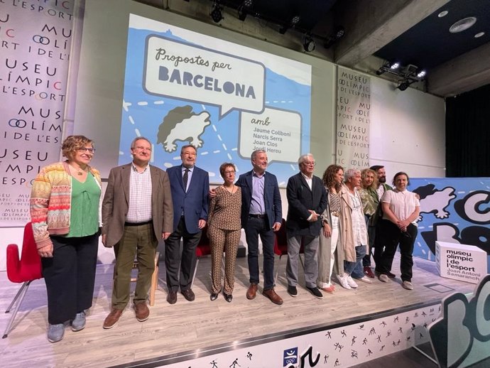 El candidato del PSC a la alcaldía de Barcelona, Jaume Collboni, junto a los exalcaldes socialistas Narcís Serra, Joan Clos y Jordi Hereu en un acto de la plataforma 'Bo per Barcelona'.