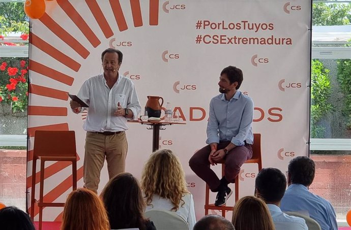 Fernando Baselga y Adrián Vázquez, en el acto de Ciudadanos en Badajoz.