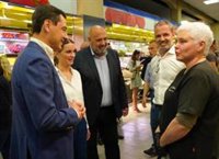 Moreno, Prohens y Martínez pasean por el centro de Palma y visitan a los comerciantes del Mercat de l'Olivar