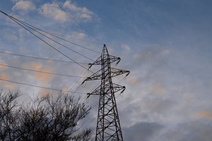Archivo - Tendido eléctrico, a 31 de diciembre de 2022, en Barcelona, Cataluña (España). El precio de la luz para los clientes de tarifa regulada vinculados al mercado mayorista ha cerrado 2022 en 209,4 euros por megavatio hora (MWh) de media, por lo qu