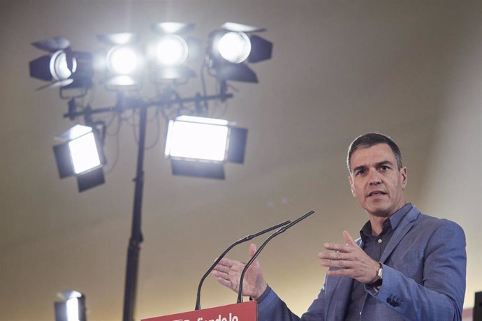 Sánchez dice que PP y Vox "son dos caras de una misma moneda, que es el negacionismo climático"