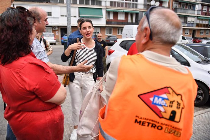 La ministra de Igualdad, Irene Montero, visita a los vecinos afectados por las obras de la línea 7B de Metro de San Fernando de Henares